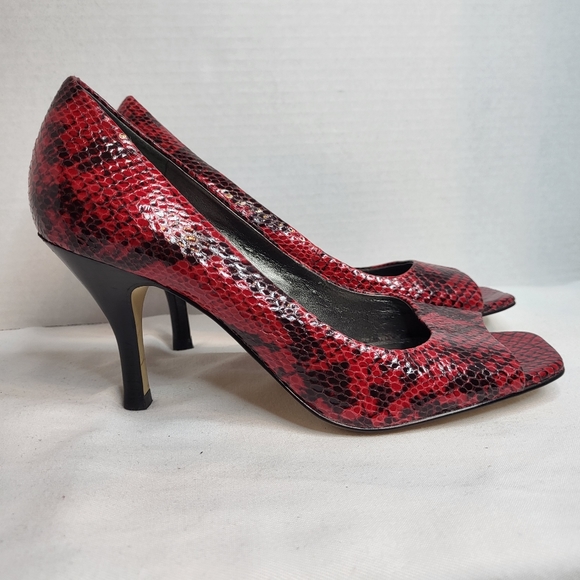 Tahari riddle snake print peep toe red and black pumps in size 6.5 - Picture 2 of 15
